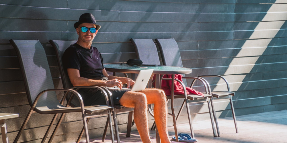 Digital Nomad Finances: Managing Money While Working Abroad