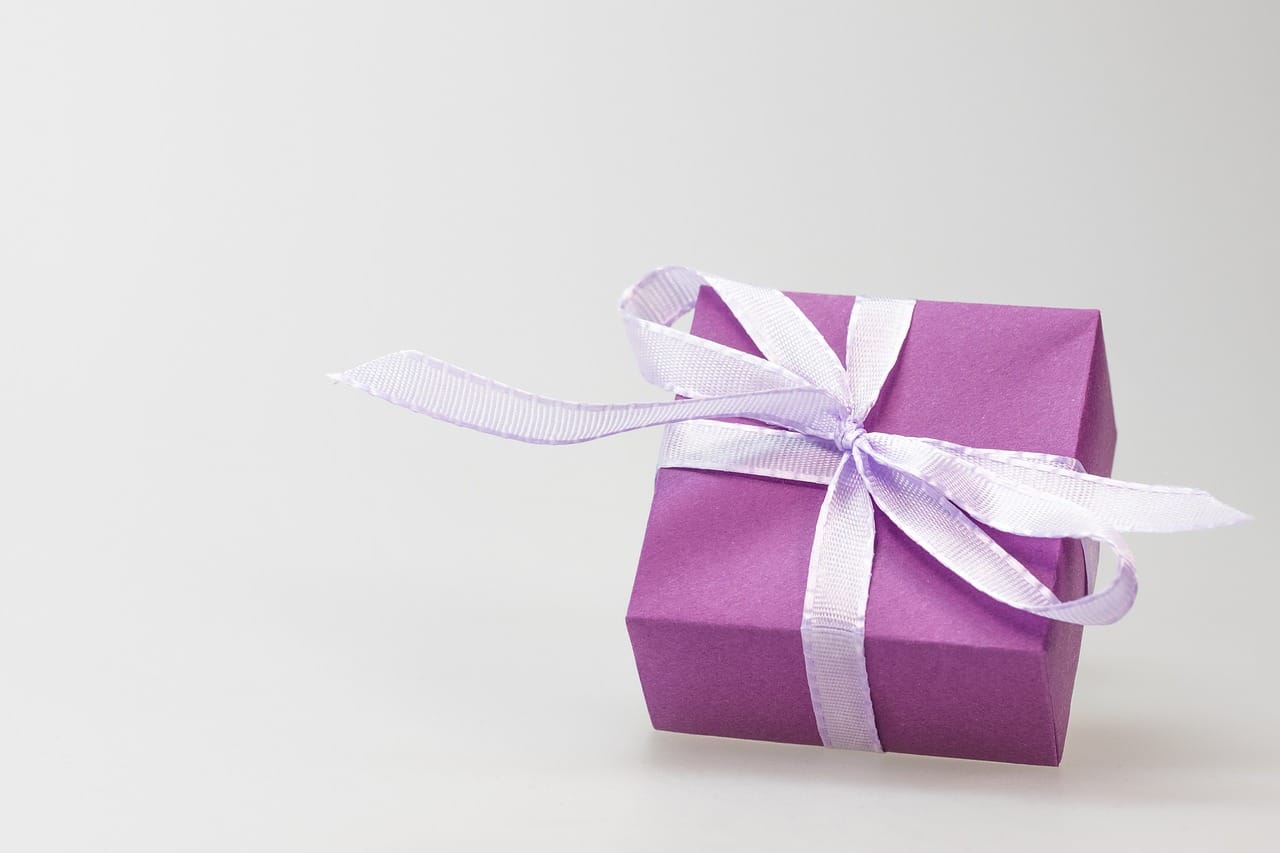 Gift Giving and Savings: Balancing Holiday Generosity with Budget Goals